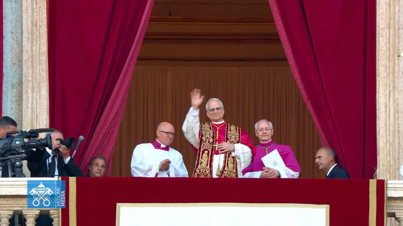 León XIV, el primer Papa agustino y el segundo Pontífice americano, saluda al mundo con palabras de paz y puentes de esperanza.